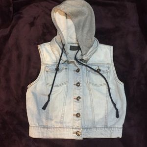 Cropped sleeveless denim jacket with jersey hood